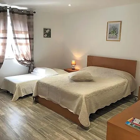 Maison Tobias Alojamento de Acomodação e Pequeno-almoço Bussy-Saint-Georges