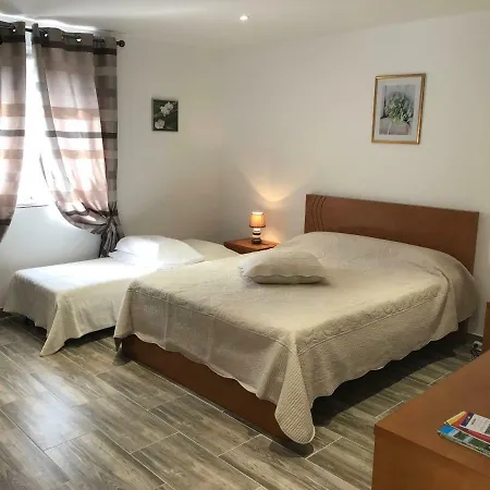 לינה וארוחת בוקר Maison Tobias 3*